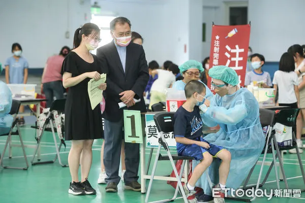 ▲台北市副市長蔡炳坤視察銘傳國小BNT疫苗接種作業。（圖／記者林敬旻攝）