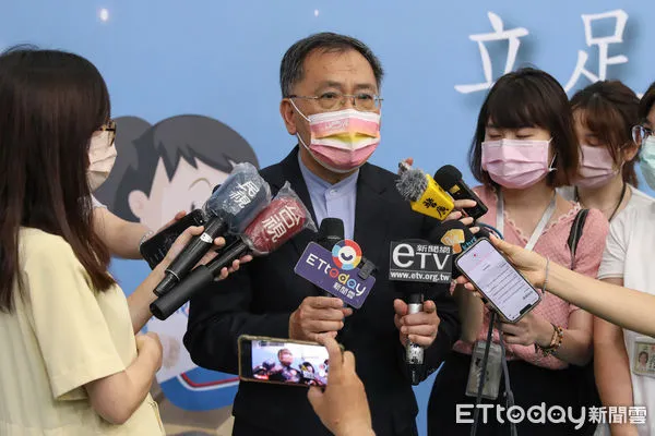 ▲台北市副市長蔡炳坤視察銘傳國小BNT疫苗接種作業。（圖／記者林敬旻攝）