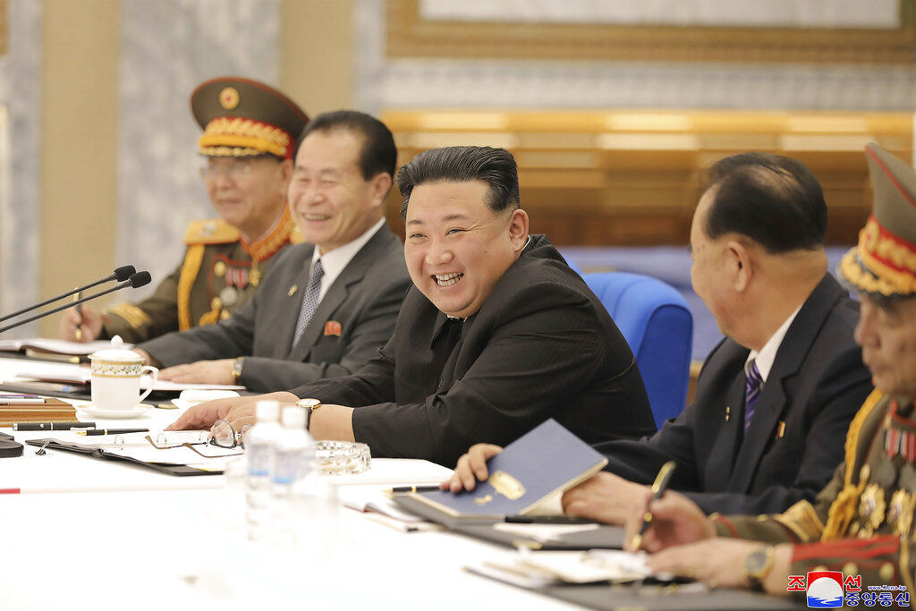 ▲▼金正恩召開黨中央軍委會擴大會議，討論針對南韓的追加作戰計畫佈署。（圖／達志影像／美聯社）