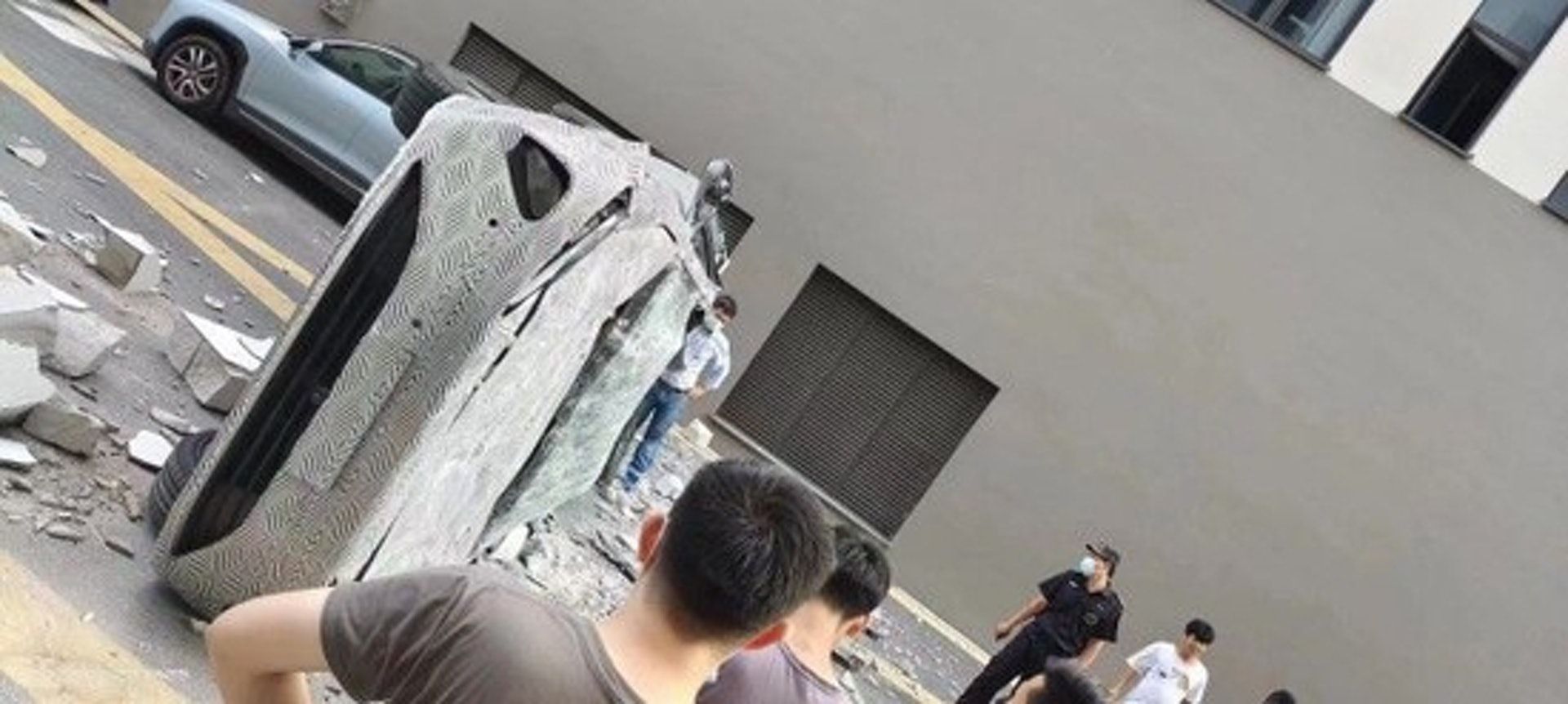 ▲蔚來汽車總部一輛汽車衝出大樓，釀1死1傷。（圖／翻攝自微博）