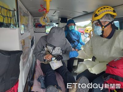 女山友雪劍線摔傷「手掌骨折」　空勤直升機吊掛送醫