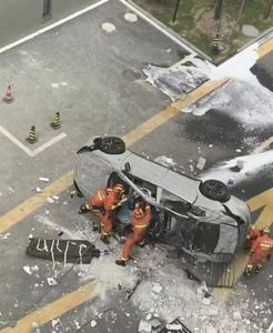 恐怖！上海蔚來汽車總部「測試車衝出大樓」！5樓墜下釀2死慘劇