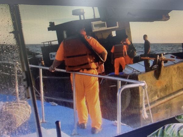 ▲▼台中海巡隊在苗栗外海發現越界大陸船，逮捕4人、查扣6噸不明豬肉。（圖／台中海巡隊提供，下同）