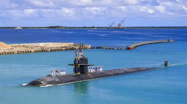 ▲▼美軍洛杉磯級潛艇USS奧克拉荷馬城號（SSN-723）2021年8月19日返回關島的美國海軍基地。（圖／達志影像／美聯社）