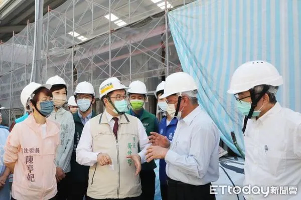 ▲台南市長黃偉哲23日早上特別與財政部國有財產署管理署長曾國基、文化部文化資產局局長陳濟民，前往三山國王廟工區現場，視察修復情形。（圖／記者林悅翻攝，下同）