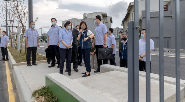 ▲▼總統蔡英文視察「新竹市公道三路新闢道路工程」，由被提名參選新竹市長的副市長沈慧虹負責簡報。（圖／總統府提供）