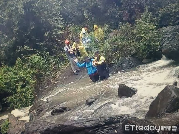 ▲新北9遊客困鎮西堡暴漲溪邊　原民所長老馬識途涉水救人。（圖／記者陳凱力翻攝）