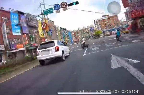 三寶阿姨鬼切3車道遭撞。（圖／翻攝自Facebook／爆料公社）