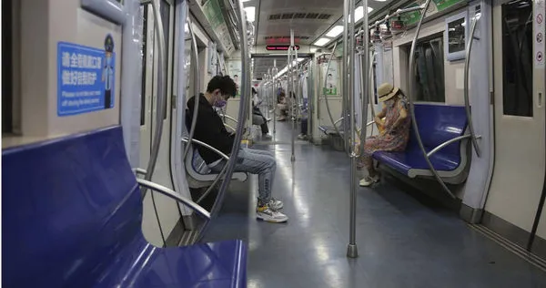 英國研究發現，在車廂中不論哪個位置「染疫風險都差不多」。（圖／達志／美聯社）