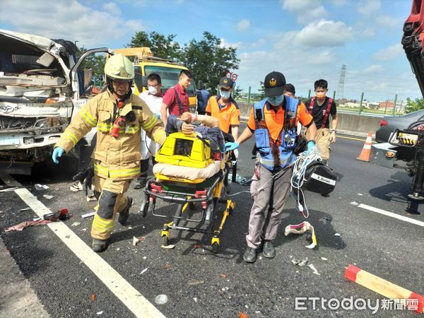 ▲國道3號北向331公里處上午發生連環車禍，共有自大貨車等6車肇事，造成3人受傷，其中1部自大貨車駕駛受困，經救出3人以救護車送醫救治。（圖／民眾提供，下同）