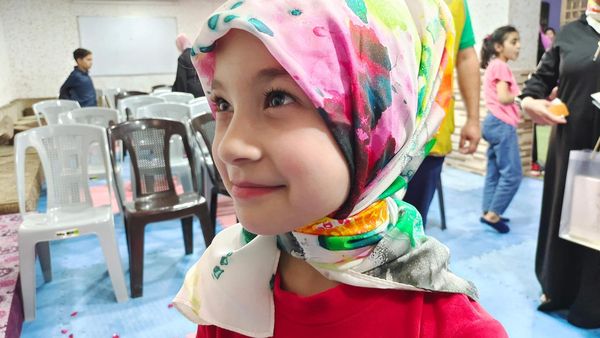 ღ▼台灣絲巾讓敘利亞難民重展笑顏。（Picture /翻攝自麻豆影視線上看／文茜的世界周報）