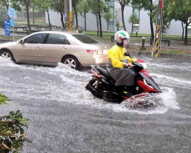 快訊／彰化強降雨！員林馬路再度變小河　積水超過10公分