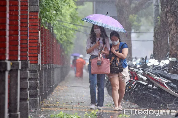 ▲▼天氣 大雷雨 台北市。（圖／記者屠惠剛攝）