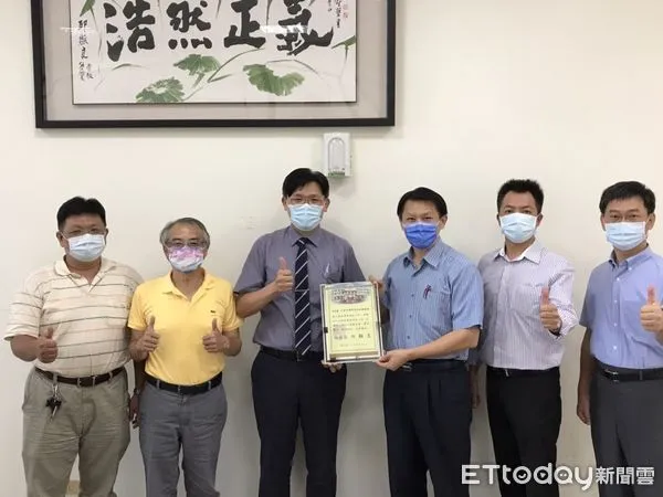 ▲台南市噶瑪噶居戒癮協進會理事長郭俊銘，24日率理事吳建宏及監事林世傑等人，至歸仁分局致贈150盒「反毒微跡試紙」。（圖／記者林悅翻攝，下同）