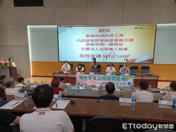 ▲  台南市勞工局持前往崑山科技大學實施「畢業留台工作法令宣導」，內容除了宣導勞動法令外，也加入就業歧視、移民法、人口販運及COVID-19防疫，並提醒境外生求職面試應注意事項。（圖／記者林悅翻攝，下同）