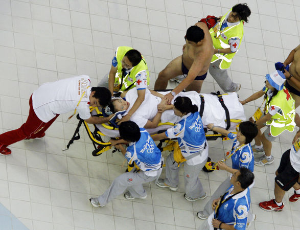 ▲▼日本花式游泳選手小林寬美（Hiromi Kobayashi）2008年在北京奧運花式游泳團體決賽後直接暈倒，隨後被人用擔架抬出。（圖／達志影像／美聯社）