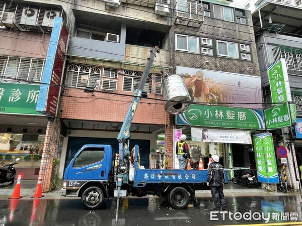 ▲▼水塔卡半空。（圖／記者陳雕文翻攝）