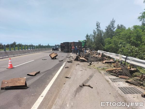 ▲西濱公路苗栗通霄路段聯結車翻車，車身及載運廢鐵佔滿車道。（圖／記者蔡文淵翻攝）