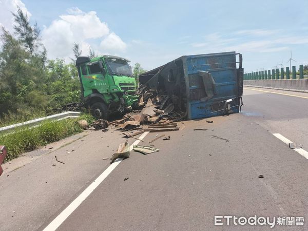 ▲西濱公路苗栗通霄路段聯結車翻車，車身及載運廢鐵佔滿車道。（圖／記者蔡文淵翻攝）