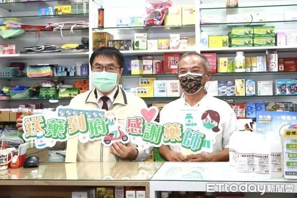 ▲台南市長黃偉哲，前往台南市東區晉大藥局慰問黃大晉藥師，感謝熱心積極參與送藥到府等防疫業務，近1個月來以藥局為家，守護市民用藥安全，鼓勵基層防疫人員士氣。（圖／記者林悅翻攝，下同）