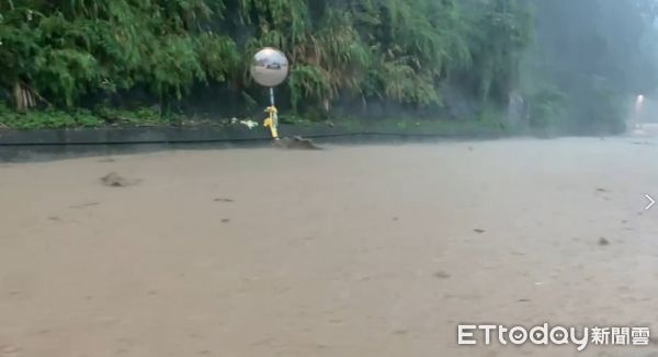 ▲▼      苗栗泰安鄉遭雨彈襲擊，道路淹水一度阻斷交通       。（圖／記者蔡文淵翻攝）