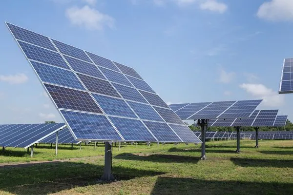 ▲▼烏克蘭最大太陽能發電廠「托克馬克太陽能公司」（Tokmak Solar Energy）太陽能板疑似遭俄軍拆除、竊取。（圖／取自托克馬克太陽能公司官網）