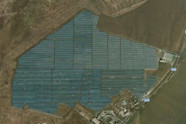 ღ▼網路社群上出現2張疑似烏克蘭最大的「托克馬克太陽能公司」太陽能板遭竊的空拍照證據。（Picture /翻攝自網路論壇Reddit）