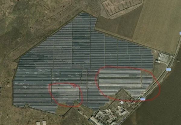 ღ▼網路社群上出現2張疑似烏克蘭最大的「托克馬克太陽能公司」太陽能板遭竊的空拍照證據。（Picture /翻攝自網路論壇Reddit）