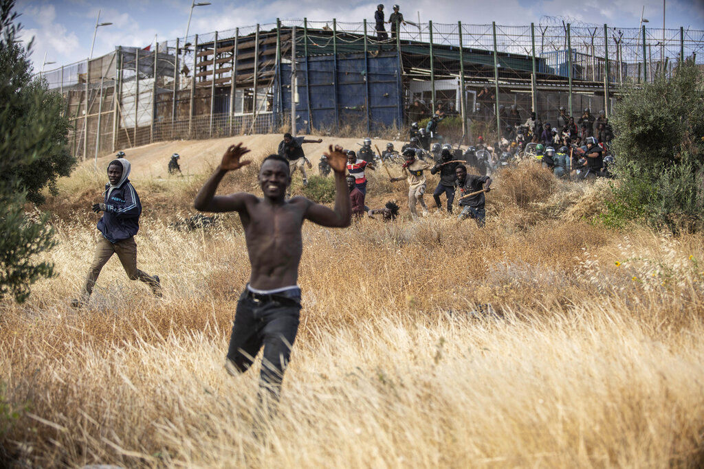 ▲▼西班牙飛地麥里亞24日有2000名移民試圖翻越鐵網圍籬入境。（圖／達志影像／美聯社）