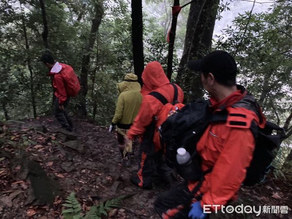 ▲▼女子登唐麻丹山遇雷雨迷途，搜救員雨中搜尋護下山。（圖／記者哈勇嘎奧攝）