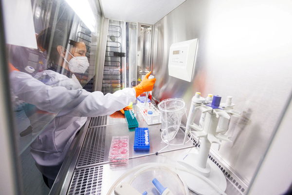 ▲▼德國慕尼黑附近一家公司實驗室開發猴痘疫苗。（圖／路透）