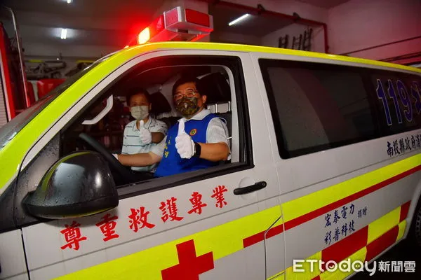 ▲南投縣政府獲贈救護車及可攜式心肺復甦機。（圖／南投縣政府提供）