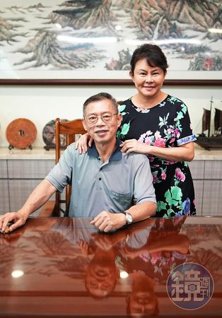 新冠疫情前，薛暖美（右）常與廖昆隆（左）跑海外拓銷，逐漸打開三隆齒輪的國際市場。