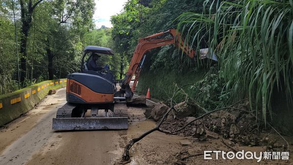 ▲▼苗栗縣泰安鄉24日山區下暴雨2小時，苗62線有多部車輛受困。（圖／記者蔡文淵翻攝）