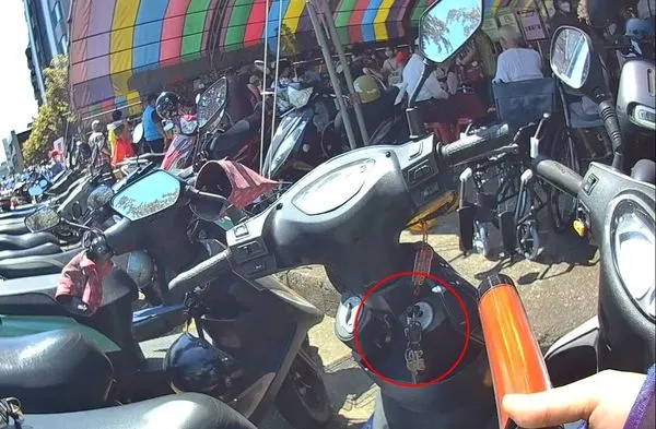 ▲▼男子擔心打不到第4劑，到了快打站，竟然機車未熄火就直衝，也沒拔鎖匙。（圖／警方提供，下同）