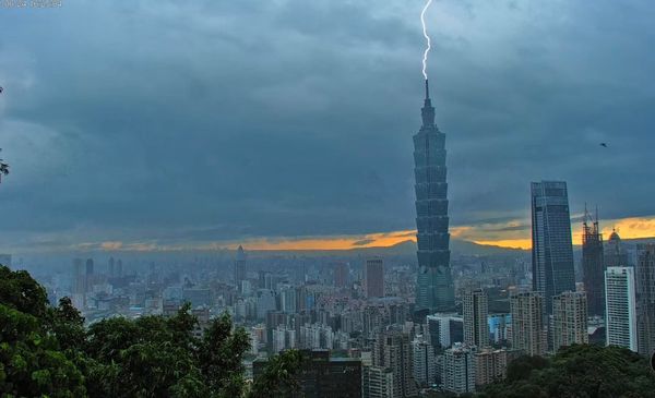 ▲▼昨日午後大雷雨襲擊，「象山看台北」即時影像記錄下台北101被雷打中的瞬間。（圖／取自鄭明典臉書）