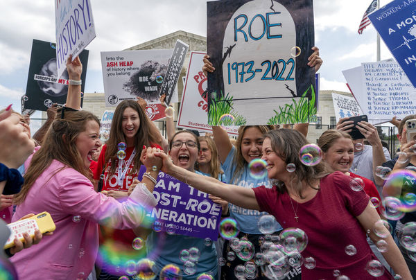 ▲▼美國支持禁止墮胎民眾在白宮前開心慶祝。（圖／達志影像／美聯社）
