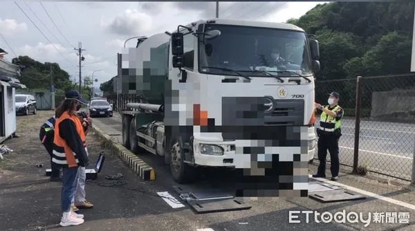 ▲▼苗栗縣警察局於6月10日起啟動為期1個月的全縣性大型車輛大執法，半個月來，已取締4件違規超載、2件所載貨物滲漏違規，其中2件違規超載的單張罰單就罰7萬元以上。（圖／苗栗縣警方提供）