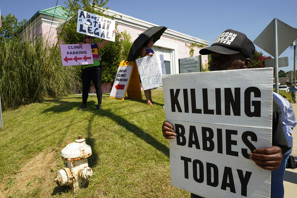 ▲▼支持與反對墮胎的民眾在密西西比州一間女性診所外抗議。（圖／達志影像／美聯社）