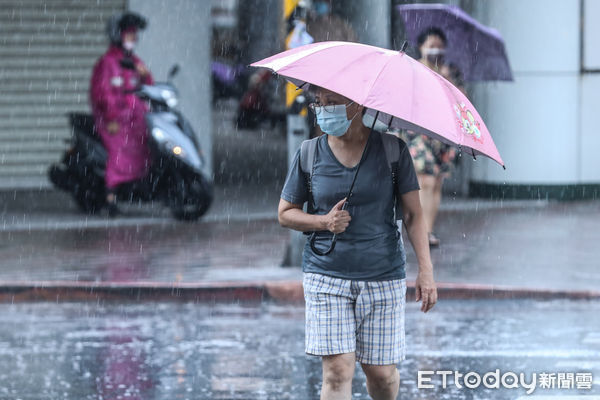 ▲近日天氣炎熱對流旺盛，25日台北市區降下午後雷陣雨。（圖／記者林敬旻攝）