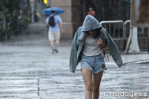 ▲近日天氣炎熱對流旺盛，25日台北市區降下午後雷陣雨。（圖／記者林敬旻攝）