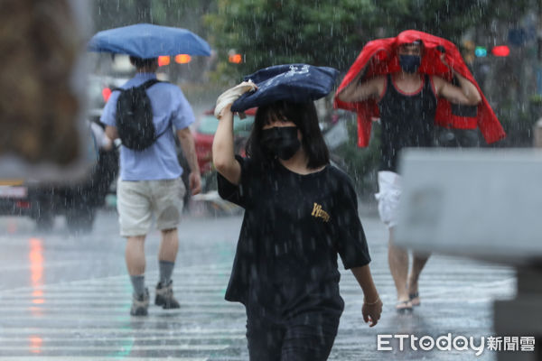 ▲今日天氣炎熱對流旺盛，25日台北市區降下午後雷陣雨。（圖／記者林敬旻攝）