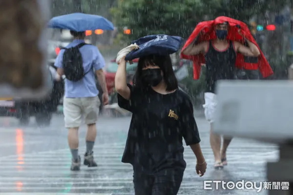 ▲今日天氣炎熱對流旺盛，25日台北市區降下午後雷陣雨。（圖／記者林敬旻攝）