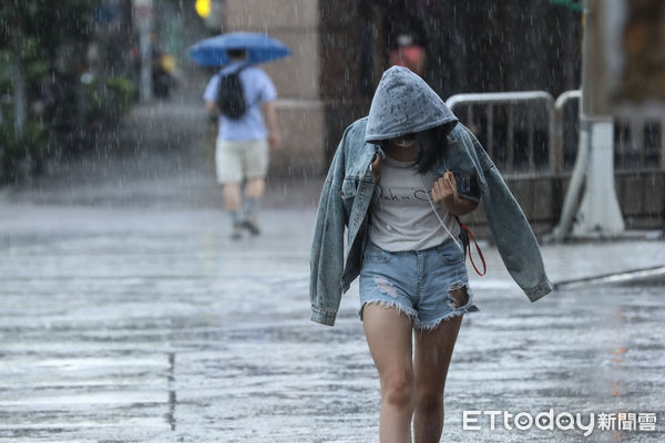 ▲本日天氣炎熱對流繁盛，25日台北市區降下昼後雷陣雨。（圖／記者林敬旻攝）