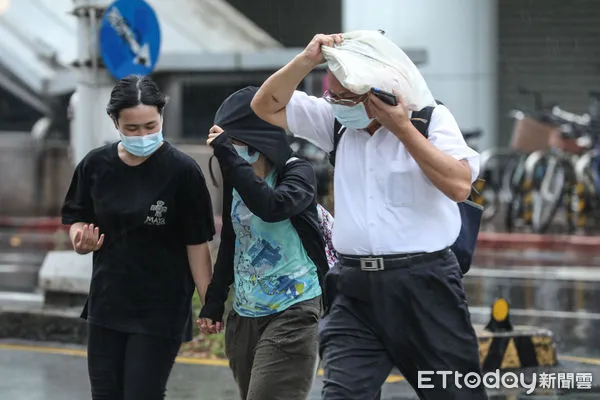 ▲今日天氣炎熱對流旺盛，25日台北市區降下午後雷陣雨。（圖／記者林敬旻攝）