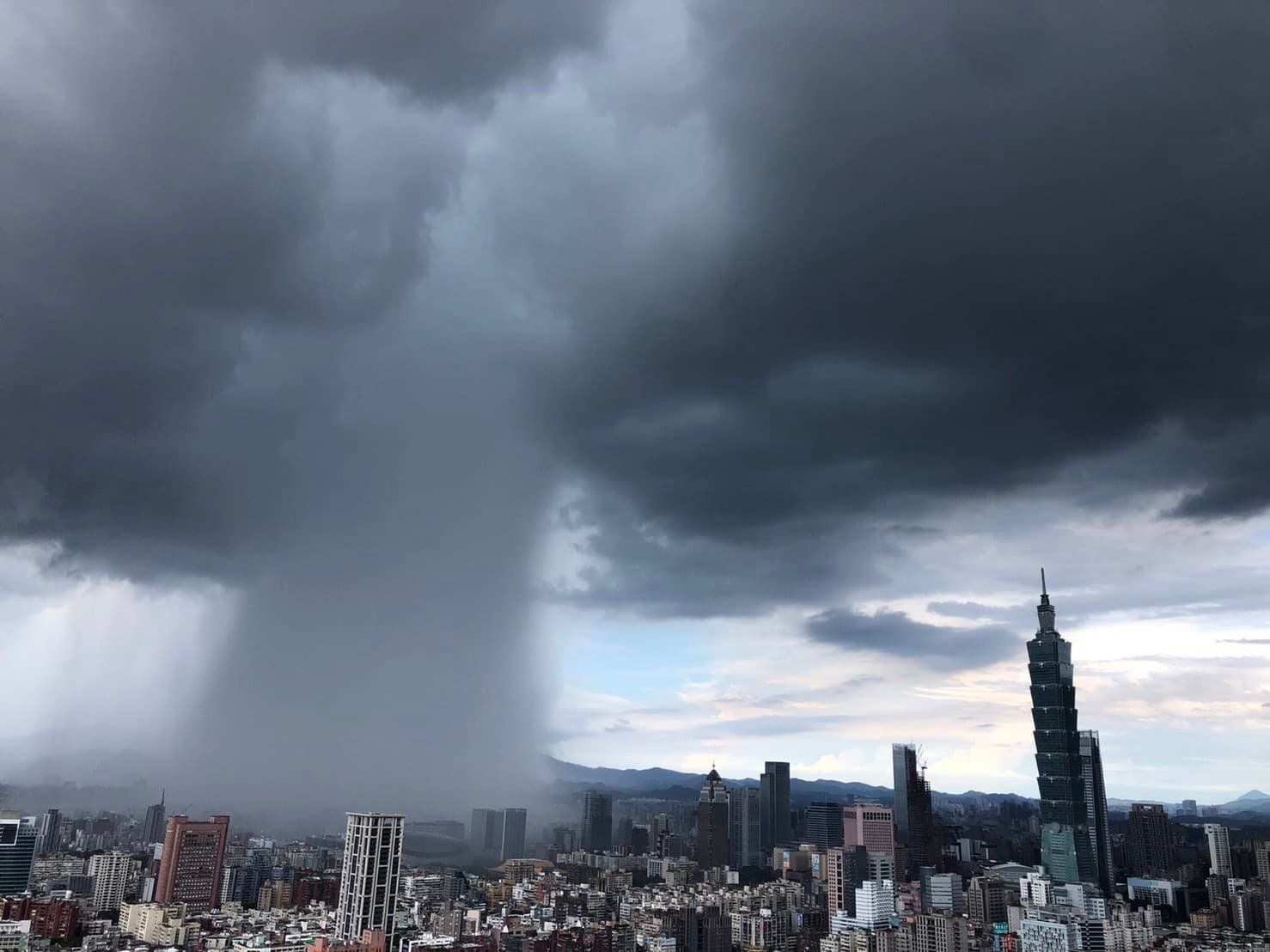 ▲▼氣象局長鄭明典在臉書上分享信義區驚人雨瀑畫面。（圖／翻攝鄭明典臉書）