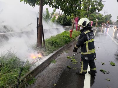 快訊／台中豐原狂風暴雨　變電箱遭雷擊引燃雜草...濃煙猛竄