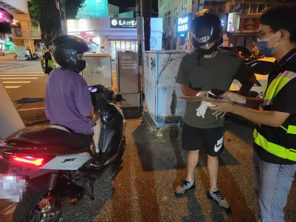 ▲▼台中警方分別在商圈鬧區和豐原偏僻山區，查獲13輛改裝車，開罰34500元。（圖／警方提供，下同）