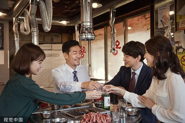 ▲▼直屬上司B某常趁公司聚餐時觸摸A某身體。（示意圖／CFP）