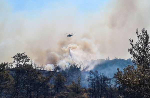 ▲▼消防直升機在土耳其穆拉省馬爾馬里斯鎮附近灑水撲滅野火。（圖／路透）